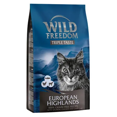 Pachet Wild Freedom Triple Taste European Highlands, 100% grain-free recipe with salmon, chicken and lamb, 2 kg. Imagine cu pisică și munți pe ambalaj.