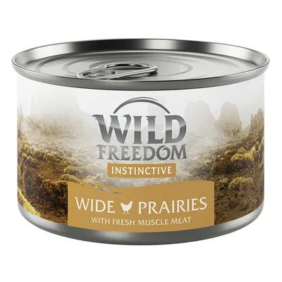 Boîte de nourriture avec texte visible : Wild Freedom Instinctive, Wide Prairies, with fresh muscle meat. Paysage de prairie en arrière-plan sur l’étiquette.