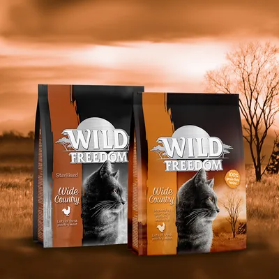 Pungi de hrană pentru pisici Wild Freedom Wide Country, text vizibil: Sterilised, 100% grain-free recipe, Lots of fresh poultry meat, imagine cu pisică pe ambalaj.