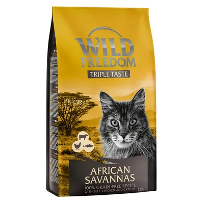Wild Freedom Triple Taste African Savannas, 100 % spannmålsfri sammansättning med nötkött, kyckling och mal, 2 kg. Förpackningen visar en katt framför afrikanskt landskap.