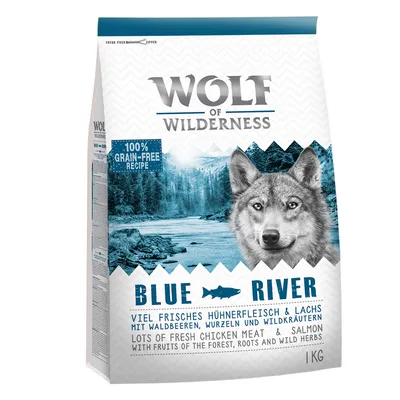 Wolf of Wilderness Blue River, 100% grain-free recipe, lots of fresh chicken meat & salmon, with fruits of the forest, roots and wild herbs, 1 kg. Tekst på engelsk og tysk.