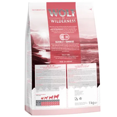 Упаковка корма для собак Wolf of Wilderness Scarlet Sunrise, 1 кг. Видна таблица рекомендаций по кормлению по весу собаки и текст на английском языке. Сделано в Германии.