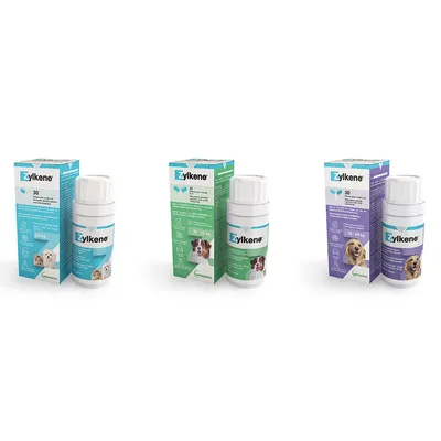 Trois boîtes et flacons Zylkene, dosages visibles : 75 mg 5–10 kg, 225 mg 10–30 kg, 450 mg 15–60 kg. Photos de chiens et chats sur les emballages. Marque Vetoquinol visible.