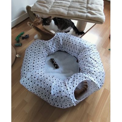 3 chats 1 donut