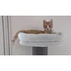 Kat ligt graag op krabpaal