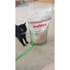 Ella feliz con sus pellets 