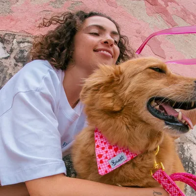 Bandana pour chien imprimé à carreaux roses et coeurs rouges Sans laisse Sa Bandana pour chien imprimé à carreaux roses et coeurs rouges Sans laisse Sa