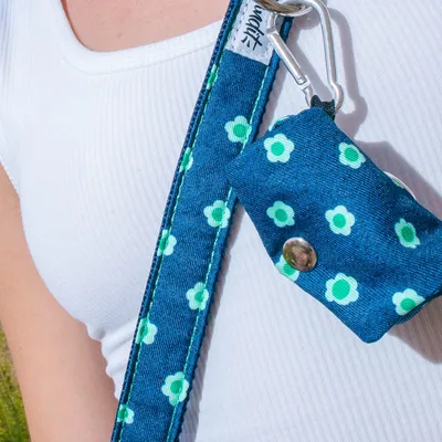 French Bandit - Pochette pour sacs à crottes denim bleu brut à fleurs.