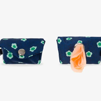 French Bandit - Pochette pour sacs à crottes denim bleu brut à fleurs.