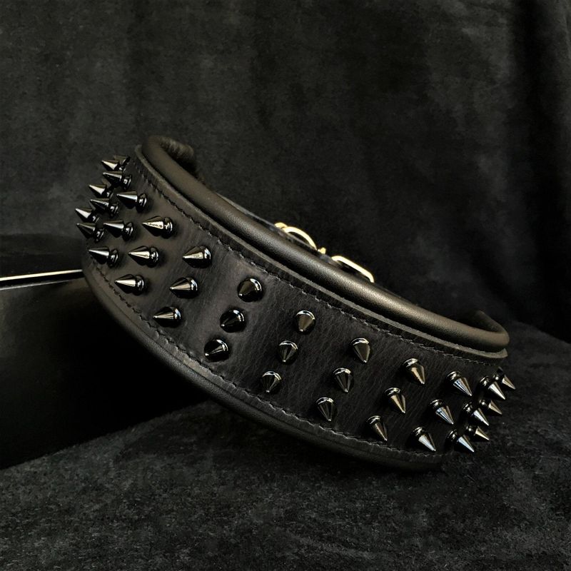 Schwarzer Riese Halsband