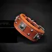 Das Halsband Eros ist 5 cm breit, braun und orange