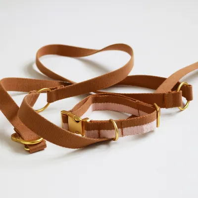 Bagane Laisse réglable à poignée en coton bio, finition dorée Smuk Bagane Laisse réglable à poignée en coton bio, finition dorée Smuk