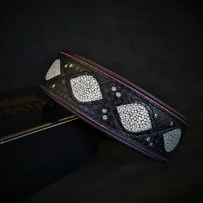Bestia Custom Dog Gear - Le collier Ariel Rose Bestia Custom Dog Gear - Le collier Ariel Rose