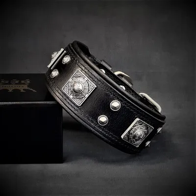 Bestia Custom Dog Gear - Le collier Eros Noir et Noir de 2 pouces de large Bestia Custom Dog Gear - Le collier Eros Noir et Noir de 2 pouces de large