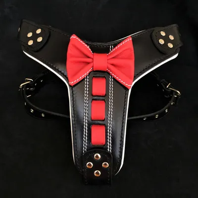 Bestia Custom Dog Gear - Harnais en cuir noir avec nœud papillon Bestia Custom Dog Gear - Harnais en cuir noir avec nœud papillon