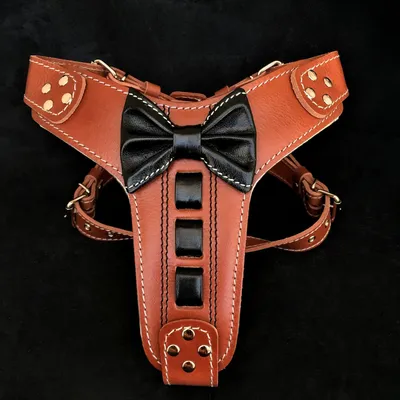 Bestia Custom Dog Gear - Harnais en cuir marron avec nœud papillon Bestia Custom Dog Gear - Harnais en cuir marron avec nœud papillon