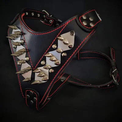 Bestia Custom Dog Gear - Le harnais en acier noir et rouge Bestia Custom Dog Gear - Le harnais en acier noir et rouge