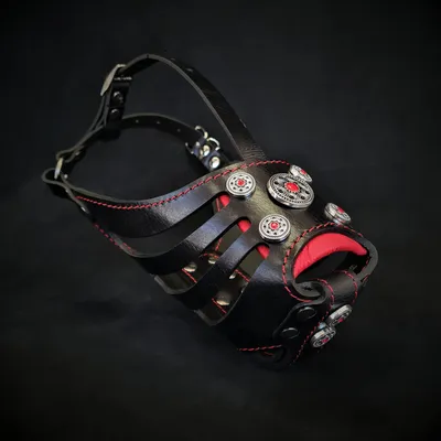 Bestia Custom Dog Gear - Muselière Bijou Basket Noir et Rouge Bestia Custom Dog Gear - Muselière Bijou Basket Noir et Rouge