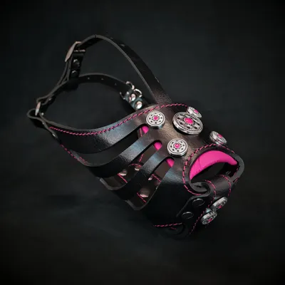 Bestia Custom Dog Gear - Muselière Bijou Basket Noir et Rose Bestia Custom Dog Gear - Muselière Bijou Basket Noir et Rose