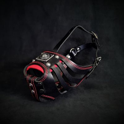 Muselière ''Eros'' noir &amp; rouge