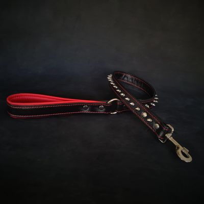 Laisse courte à pointes en cuir souple noir