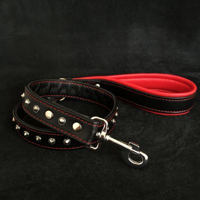 Laisse cloutée en cuir souple noir