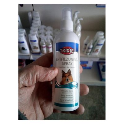 un spray démêlant, 175 ml, pour chien.