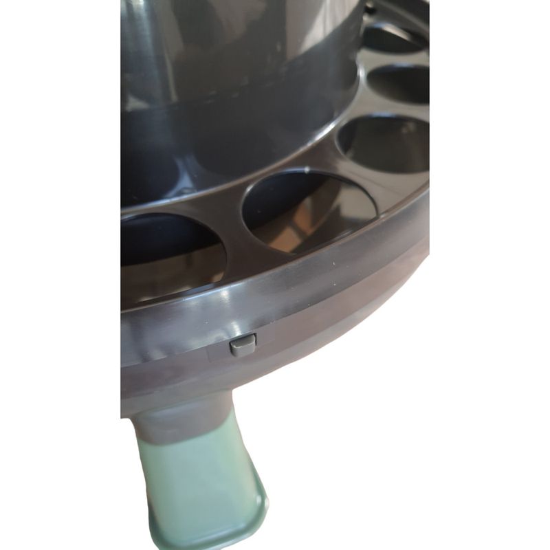 Gasco - Mangeoire plastique recyclé sur pieds 8 kg couleur aléatoire