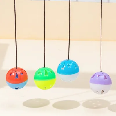 IntiMeg Balle élastique avec cloche pour chat IntiMeg Balle élastique avec cloche pour chat