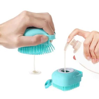 Brosse avec distributeur de savon bleu