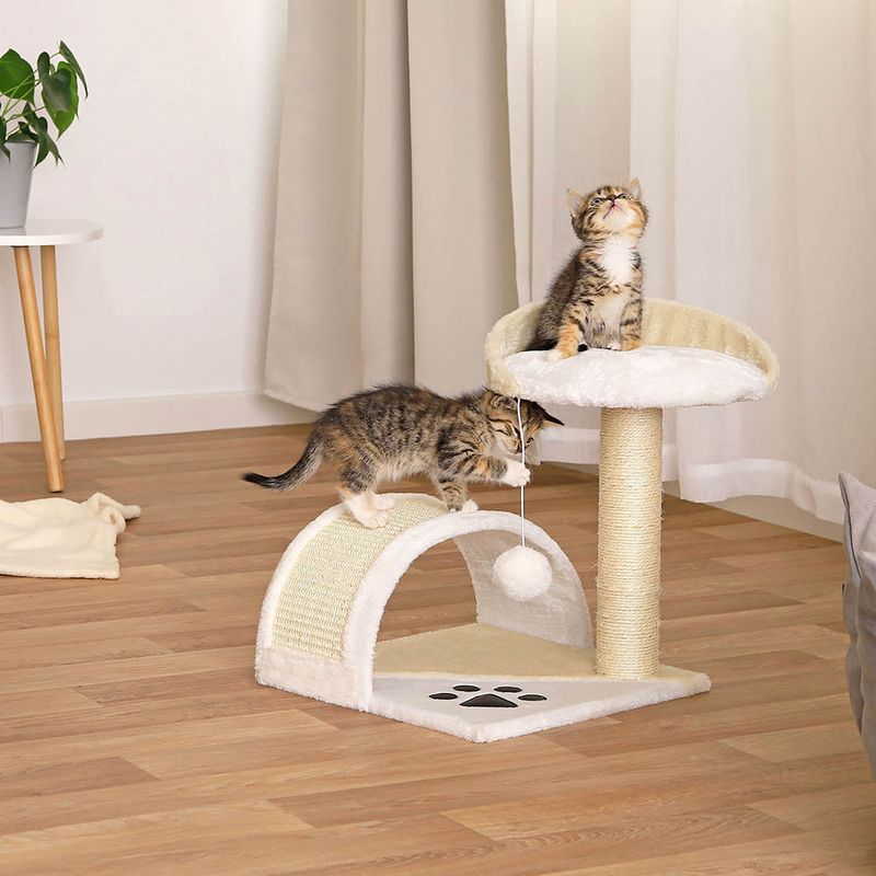 lionto arbre à chat compact avec arc à griffer et balle en peluche
