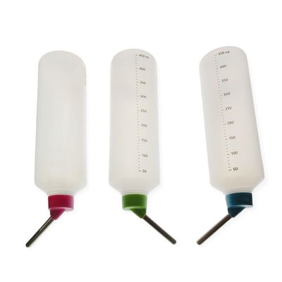 Un lot de deux biberons en plastique 450ml pour chinchillas, lapins couleur