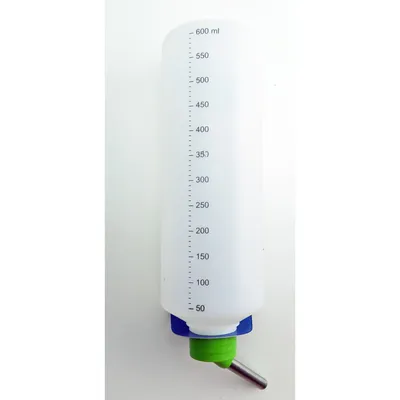 Un biberon 600 ml en plastique avec support métal pour lapins Un biberon 600 ml en plastique avec support métal pour lapins