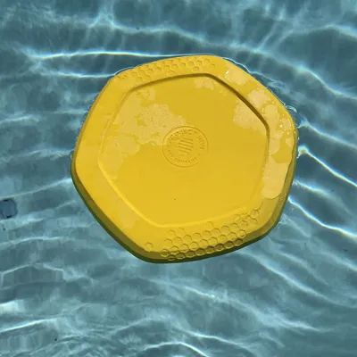 Project Hive – Hive Disc – Frisbee flottant à lancer et tapis de léchage