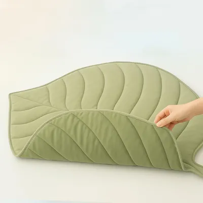 Qinhul Tapis rafraîchissant en forme de feuille pour chats et chiens