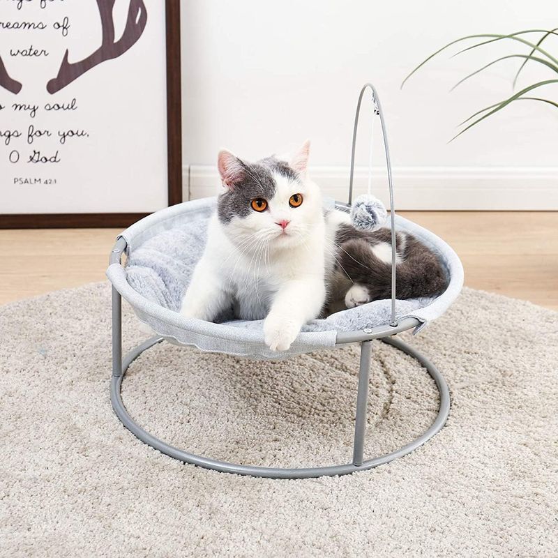 Hamac en peluche pour chat avec balle suspendue