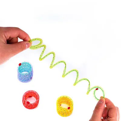 Jouet à ressort hélicoïdal coloré pour chat (couleur aléatoire)