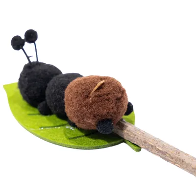 Canadian Cat Company Katzenspielzeug aus Matatabi und Filz Raupe auf Blatt Canadian Cat Company Katzenspielzeug aus Matatabi und Filz Raupe auf Blatt
