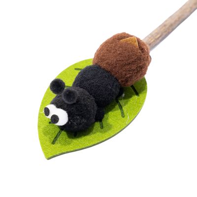 Canadian Cat Company Katzenspielzeug aus Matatabi und Filz Raupe auf Blatt