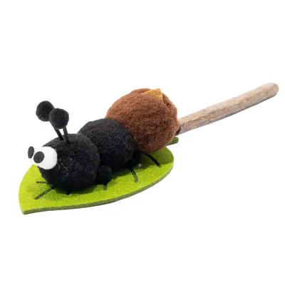 Canadian Cat Company Katzenspielzeug aus Matatabi und Filz Raupe auf Blatt Canadian Cat Company Katzenspielzeug aus Matatabi und Filz Raupe auf Blatt